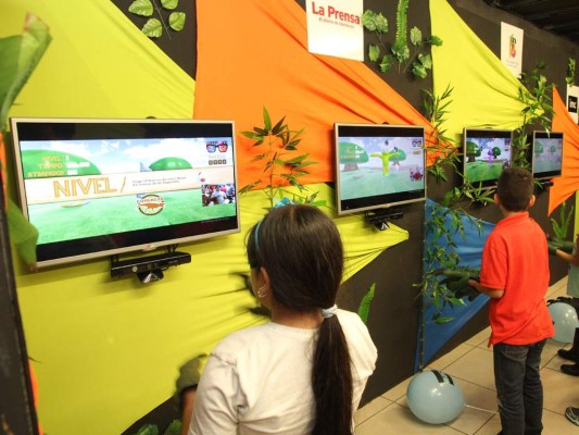 Hologramas interactivos que facilitan el aprendizaje sobre dinosaurios.