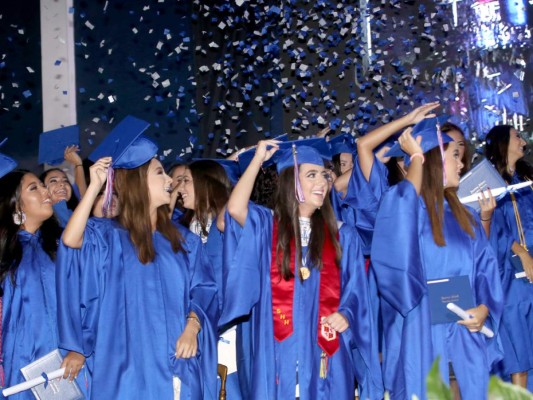 Muy felices el día de los actos de graduación