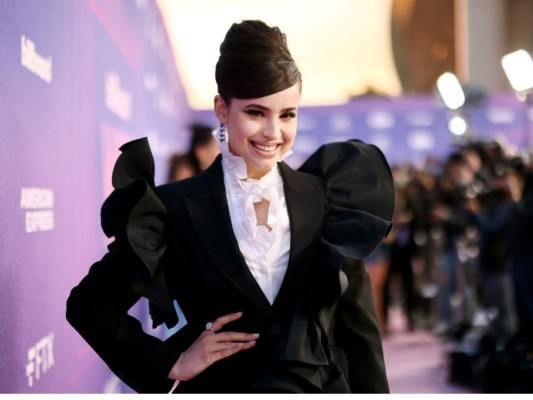 Sofía Carson apostó por vestir un enterizo con volantes oversize en las mangas y una blusa romántica.