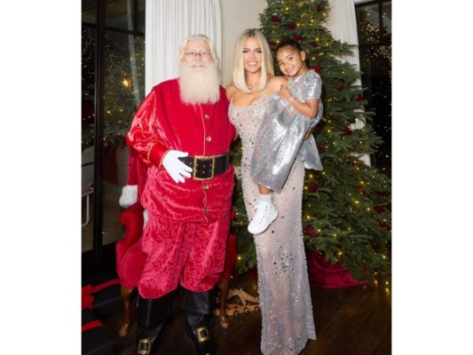 Khloé Kardashian junto a su pequeña niña y Santa Claus.