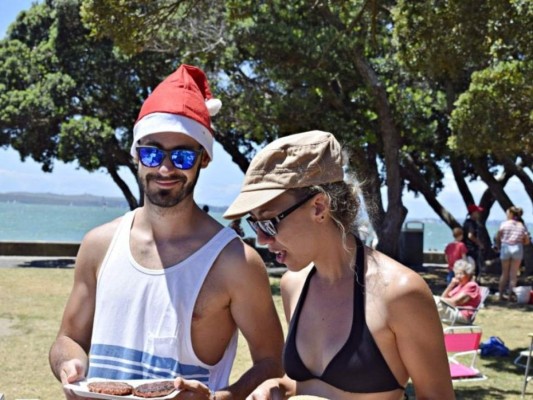 Nueva Zelanda<br/>Las familias neozelandesas celebran la navidad ya sea en la playa, en el mar o en el río. Muchos suelen irse a casas de veranos o incluso alquilar cabañas para pasar un buen tiempo en familia.<br/>