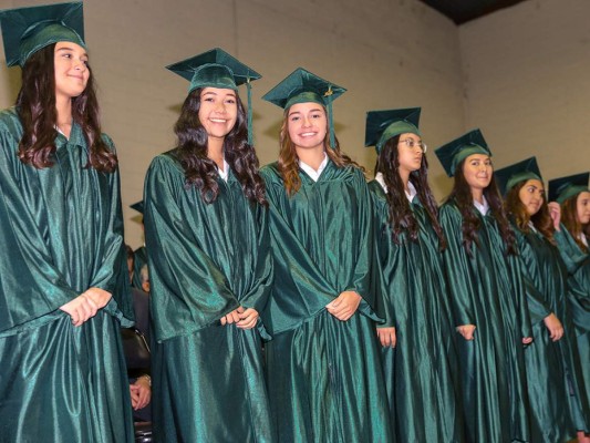 Jennifer Torres, Angie Vilorio y Ada Padilla durante la ceremonia de graduación (fotos: Armando Morales)