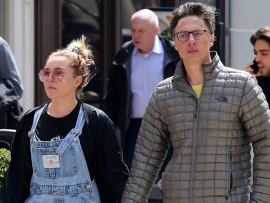 Actualmente mantiene una relación con el actor estadounidense Zach Braff, de 46 años.
