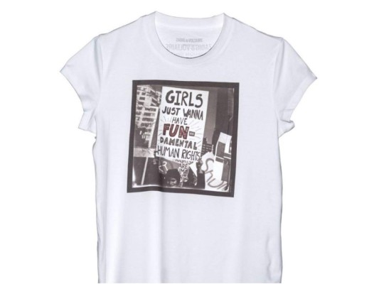 Zadi y Voltaire, de la icónica frase de la canción de Cyndi Lauper, Girls just wanna have fun. Esta camisa trae una impresión con un texto 'Girls just wanna have fun-damental human rights' que significa 'Las mujeres queremos tener derechos humanos fundamentales'