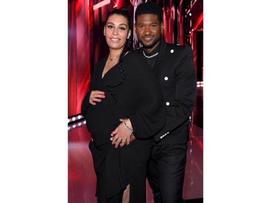 Usher y Jenn Goicoechea<br/>El talentoso cantante y bailarín reveló que él y su novia ya recibieron con los brazos abiertos a su hija Sire Castrello Raymond.<br/>