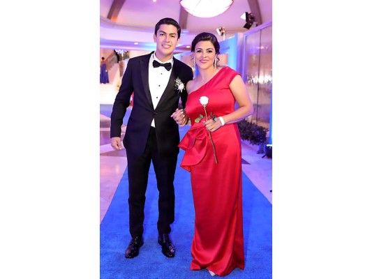 Los Seniors 2019 de la Del Campo International School despiden High School con una distinguida gala