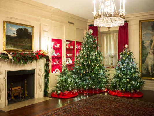 En el China Room se dispusieron luminosos árboles de Navidad con esferas en tono azul y plata.