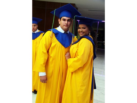 Brindis por los graduados de la New Horizon&nbsp;&nbsp;