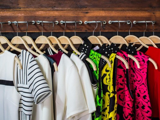 4. Las prendas con colores o estampados que no te quedan bien. Colores que no favorecen tu tono de piel, prendas neon, estampados demasiado estridentes…elimina todo lo que no te ayuda, al contrario, te resta encanto.
