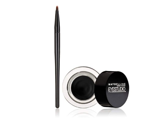 Para un cat eye perfecto, delineador Maybelline EyeStudio