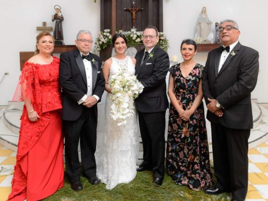 Los recién casados junto a sus padres Ondina Medina, Alfredo Tabora, Patricia Bueso y Felipe Morales