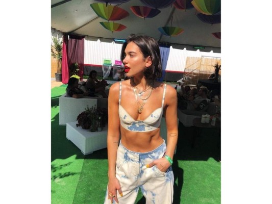Es un outfit de Dua que podemos recrear: su top y jean acid wash es muy atemporal, siempre le brinda un toque distinto usando numerosa joyería.