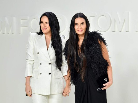Rumer Willis acompañada de Demi Moore en la pasarela de Tom Ford