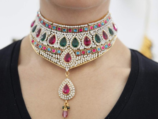 Indian choker, una estupenda pieza de joyería hindú, con incrustaciones de colores de Sofía Sofía Designer Jewerly (Foto: Marco Rico)