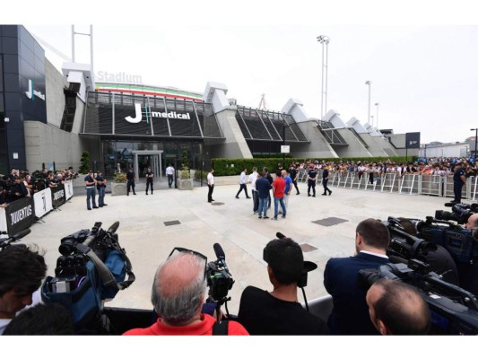 Cristiano Ronaldo levanta su nueva camiseta