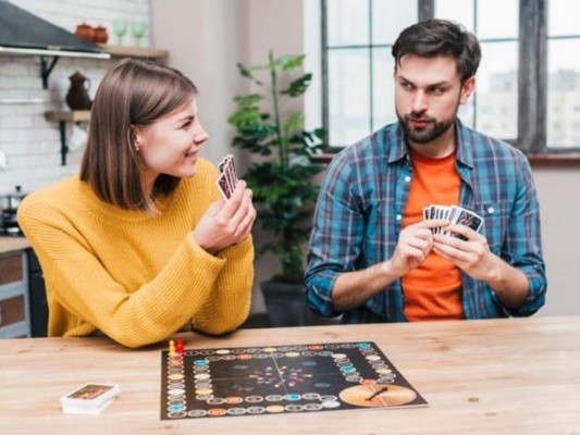 Juegos de mesa<br/>Levantar ese espíritu competitivo y mantenerse activos en juegos divertidos como Trivial, Monopoly, Ajedrez, podrían pasar horas y horas. El motivo es picarse y divertirse juntos.