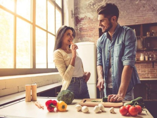 Cena romántica<br/>Puedes prepararle su comida favorita, o ambos pueden disfrutar el tiempo cocinando también, una competencia al estilo Master Chef, pero sería bonito sorprender a tu pareja con algo delicioso. Si deseas puedes también pedir lo que más le guste por delivery.