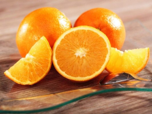 Naranjas<br/> Ayudan al cuerpo a mantenerse alejado de infecciones al estar llenas de vitamina C.