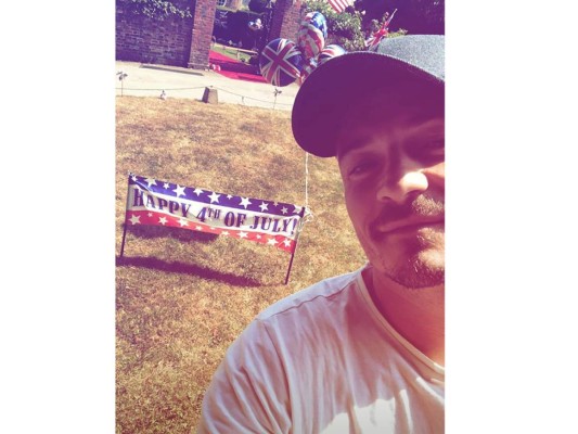 El actor Orlando Bloom presumió en su cuenta de Instagram, lo bien que la estaba pasando con globos y una bandera alusiva al 4 de julio