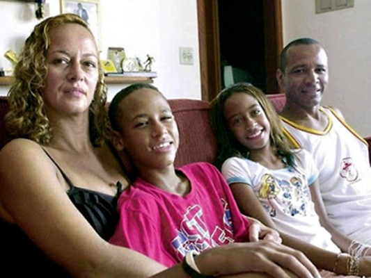 ¿Quién es él?<br/>Neymar da Silva Santos Júnior hijo de Neymar Santos Sr. y Nadine Santos. Nació en Mogi das Cruzes, Estado de São Paulo, Brasil un 5 de febrero de 1992. Es conocido mundial y deportivamente como Neymar Jr o simplemente Neymar. tiene una hermana llamada Rafaella. El futbolista es muy apegado a su familia en especial a su madre la cual se considera su fan número 1.