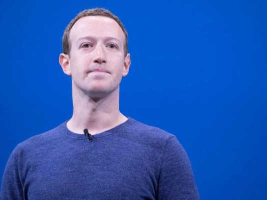 Mark Zuckerberg, dueño y creador de Facebook, posee la cantidad de 97 mil millones de dólares. Él y su esposa se comprometieron a ceder el 99% de su participación en Facebook a lo largo de su vida.