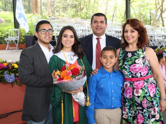 Edwing Jr.,Rocio, Sebastián, Edwing y Rosa María Castro de Pavon durante la entrega de títulos