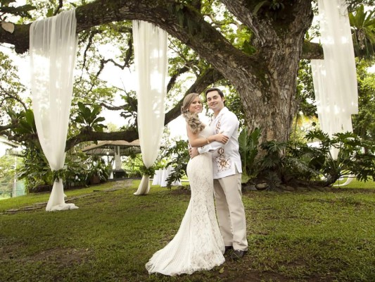 Los recién casados Rossie Umaña Paz y Konan Morales Figueroa.