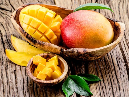 Mango. Esta fruta tropical es básica en la dieta para contener abundante fibra y antioxidantes saludables que brinda una sensación de saciedad. Adamas de disfrutarla entera o en un smoothie puedes preparar una salsa con un punto de picante para acompañar con pollo asado , pescado una ensalada veraniega.