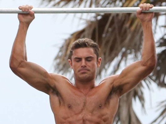 Zac Efron de 28 años sorprende con su nueva imagen musculosa y definida