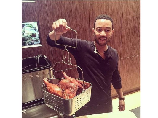 John Legend continúa su tradición de pavo frito<br/>