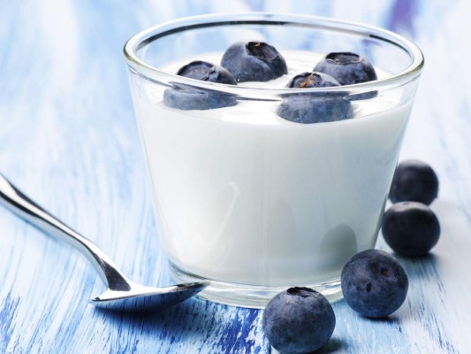 1/2 taza de yogur natural sin grasa (85 Calorías)
