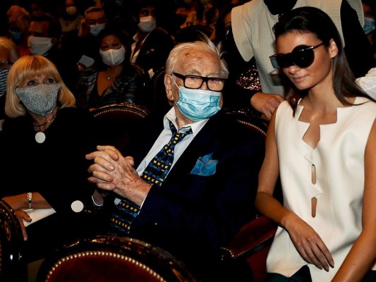 Pierre Cardin en el interior del teatro donde fue protagonista de un espectáculo de moda que recorrió los 70 años de su marca homónima