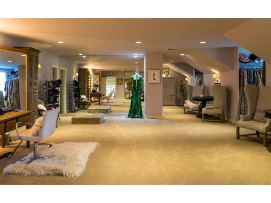 El super clóset de diva de Jennifer López no termina ahí. Sus zapatos tienen su propia habitación dentro del guardarropas. Además, su famoso vestido de Versace es la estrella del lugar.
