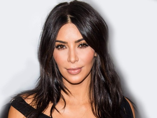 Kim Kardashian, promociona su nueva línea de ropa interior Kimoji