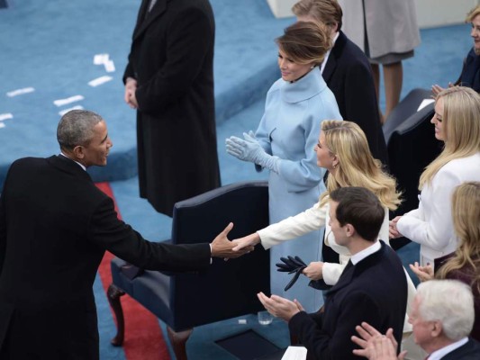 Barack Obama saluda a Ivanka Trump minutos antes de la juramentación ante la vista y sonrisas de Melania y Tiffany Trump