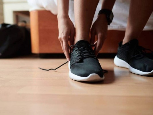 Empieza ya, no lo pienses mucho; si estás comparando los pros y los contras nunca vas animarte. Colócate los zapatos para correr y a la acción. No es necesario que te propongas metas irrealistas, siempre toma en cuenta tu condición y tu resistencia, mientras lo conviertas en un hábito te vas a ir avanzando.