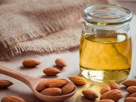 El aceite de almendras es uno de los productos más eficientes para eliminar y prevenir las estrías. Es más recomendable utilizarlo después de una ducha, ya que los poros están abiertos y el líquido será absorbido con facilidad.