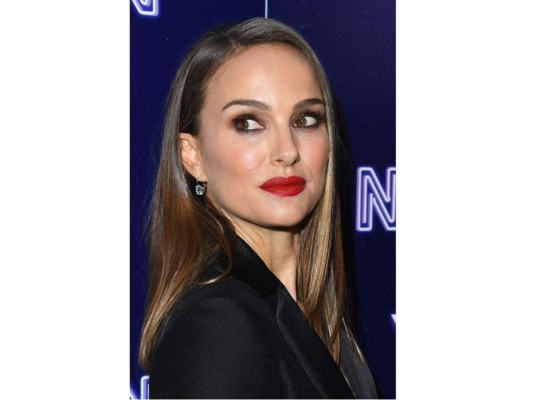 Glamour como Natalie Portman<br/><br/>El uso de sombras intensas en tu Make Up te dará un look muy acertado. Combinalo con tu labial rojo intenso tradicional<br/>