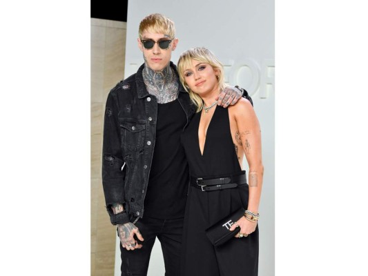 Trace Cyrus junto con su hermana Miley Cyrus en la pasarela de Tom Ford