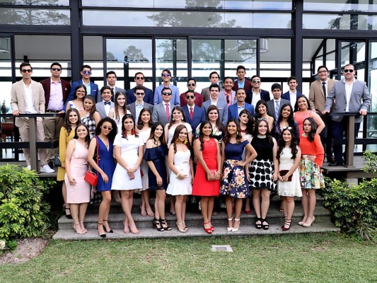 La clase 2019 de Macris School compartió un tradicional lunch en La Cumbre donde compartieron sus últimas celebraciones previo a su esperada prom: María Fernanda Hernández, Laura Plantada, Isabella Rivas, Ximena Castañeda, Camila Lucas, María Fernanda Colindres, Andrea Rosales, Gracia Mata, Andrea Larios, Rossana Gonzalez, Adriana Illescas, Lya Napky, Katia Aguilar, Ana Salgado, Andrea Guevara, Andrea Martínez, Ana Lizano, Paola Caminals, Victoria Riera, Mónica Flores, Natalia Castiñeiras, Emilio Zúñiga, Michele Ponziani, Celino Aguilera, Diego Valdez, Rodrigo Aguilera, Daniel Andino, Leonardo Ramos, Miguel Rojas, Leonardo García, Mario Moran, Sebastián Funes, José Tábora, Eduardo Sosa, Guillermo Flores, moisés Salinas, Carlos Cerrato, René Fonseca, Héctor Salazar, Daniel Montoya, David Oyuela y Luis Chinchilla