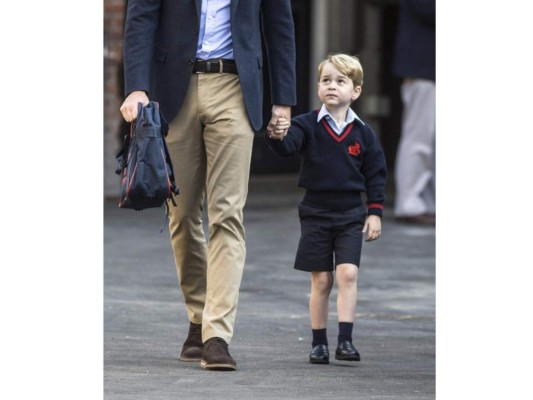 La carita de George al debutar en su primer ciclo escolar llamó la atención, como cualquier niño no estaba muy feliz de ir a la escuela, pero ya que es su deber intenta mostrarse lo menos afligido posible. Su padre William fue el encargado de escoltarlo en este importante día.