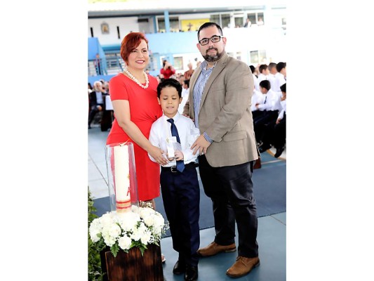 Estudiantes de Macris School realizan su primera comunión