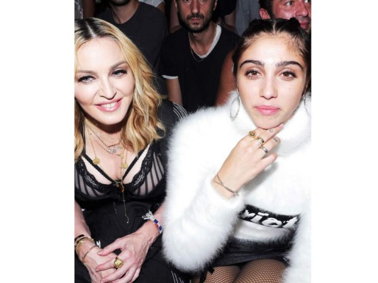 Dio a luz a su primogénita Lourdes Leon en 1996, hija de su ex novio y entrenador Carlos Leon