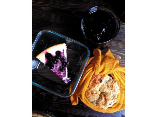 9. “Si sales a comer a restaurantes o comes comida rápida, lleva tu set de tupperware para que la comida que compras o la que no te terminaste, te la lleves en tus propios contenedores y no en los desechables que te dan los restaurantes”.