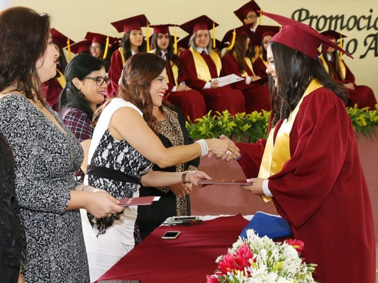 Entrega de títulos Mayan School II parte