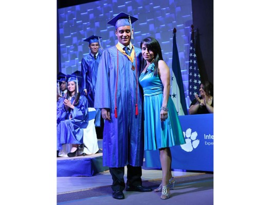 Emocionante noche de graduación de la International School
