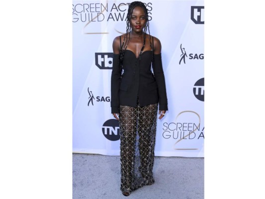 Despúes de sorprendernos con sus looks en la mayoría de red carpets, en esta ocasión Lupita Nyong’o nos ha decepcionado y es que este vestido Vera Wang parece sacado de una tienda de disfraces debido a la mala combinación de sus piezas.
