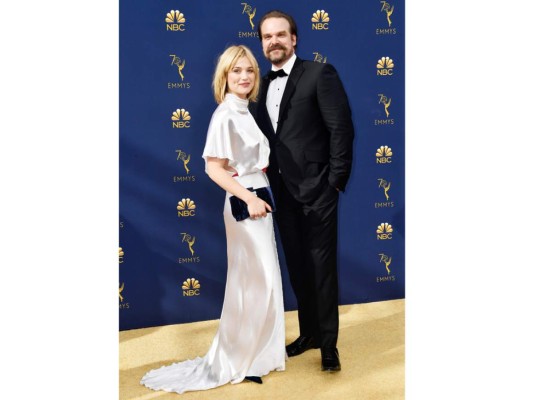 David Harbour y Alison Sudol