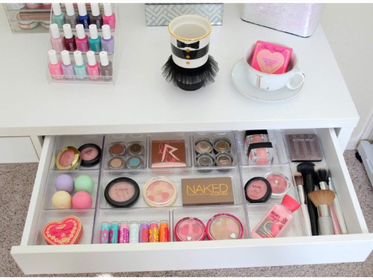 REVISA LA FECHA DE VENCIMIENTO. Revisa bien tu arsenal de makeup y asegúrate de no tener productos demasiado viejos, colores descontinuados, máscaras de pestañas de más de cuatro meses o cremas que presentan una textura dudosa. Con el tiempo, el maquillaje se vence y en lugar de embellecerte lo que hará es llevar bacterias a tu cara. Adquiere un organizador especial para que puedas tener todo a la vista.