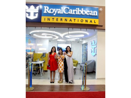 Brindis por la primera oficina de Royal Caribbean